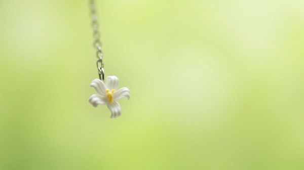 Create stunning accessories with a lily flower charm